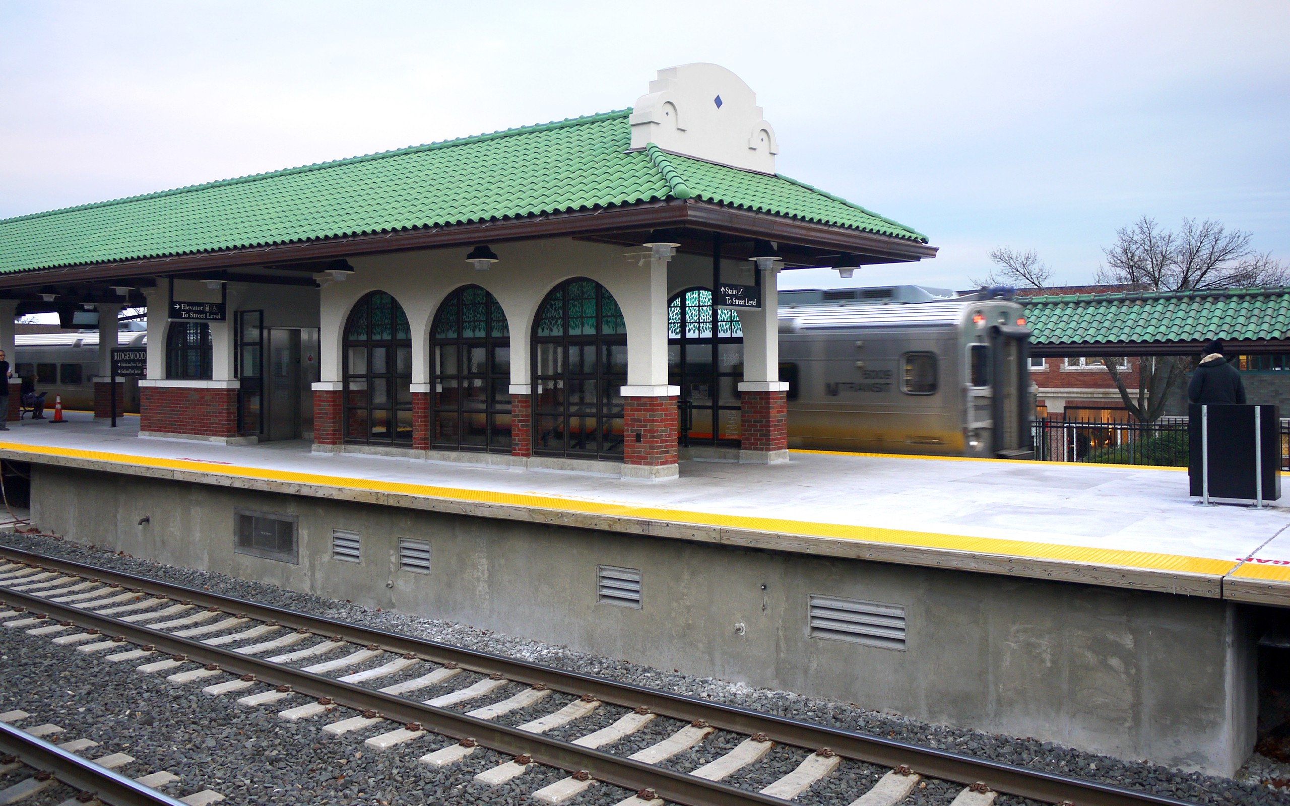 P10701461 Ridgewood Station tracks and platform