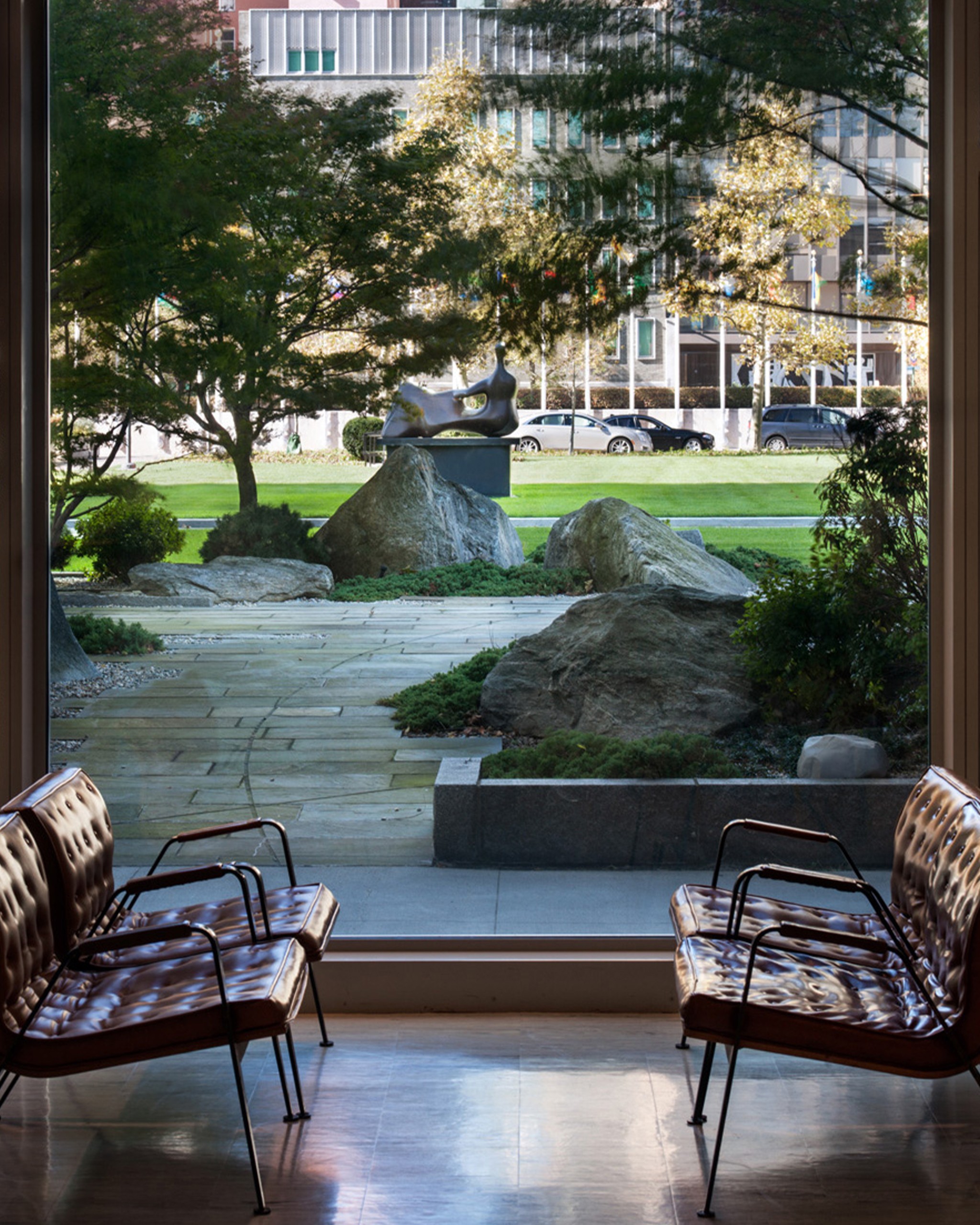 UN_04_V2 Seating area overlooking the United Nations garden